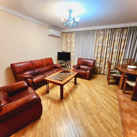 Family Spacious 3 Bedroom Apartment In The Middle Of City Center, Next To North Avenue Yerevan Ngoại thất bức ảnh