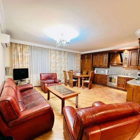 Family Spacious 3 Bedroom Apartment In The Middle Of City Center, Next To North Avenue Yerevan Ngoại thất bức ảnh