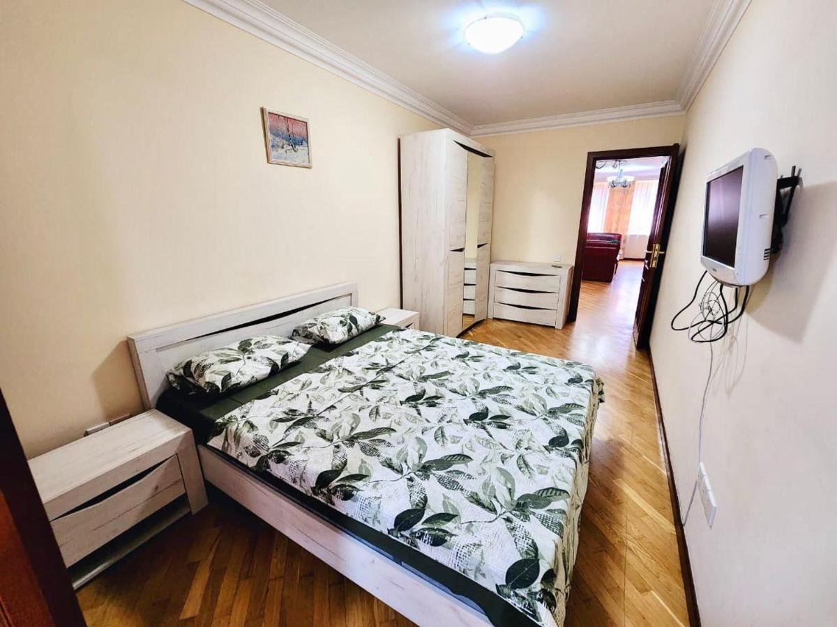 Family Spacious 3 Bedroom Apartment In The Middle Of City Center, Next To North Avenue Yerevan Ngoại thất bức ảnh