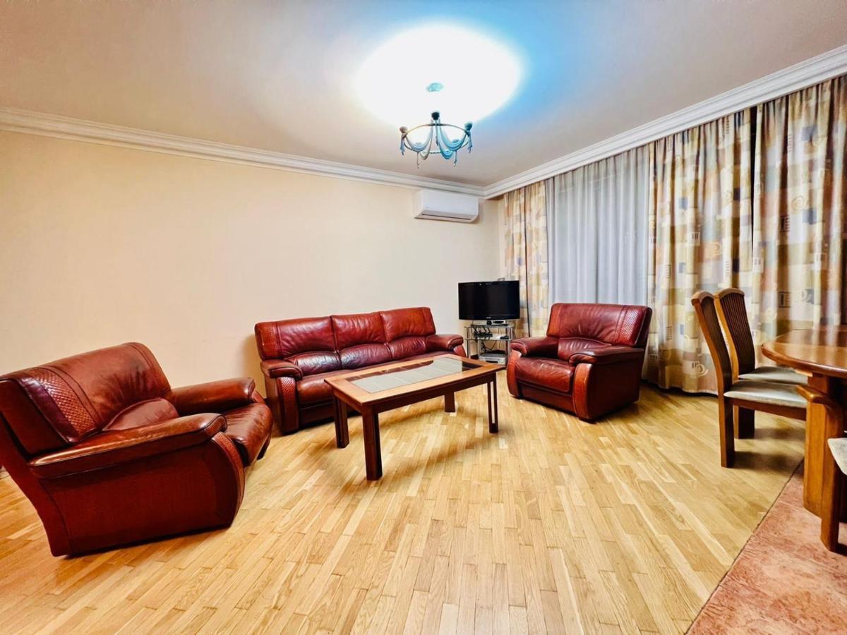 Family Spacious 3 Bedroom Apartment In The Middle Of City Center, Next To North Avenue Yerevan Ngoại thất bức ảnh