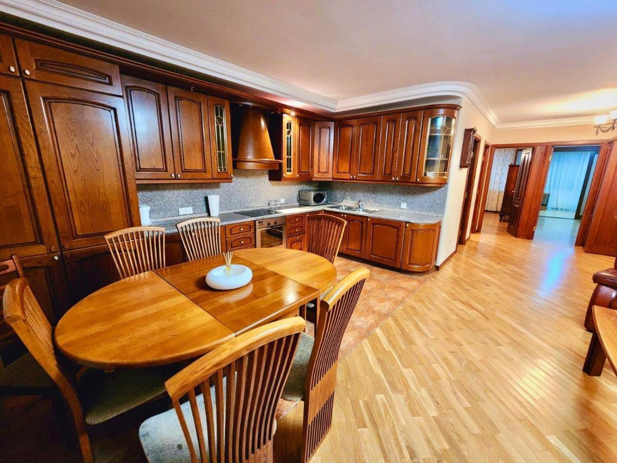 Family Spacious 3 Bedroom Apartment In The Middle Of City Center, Next To North Avenue Yerevan Ngoại thất bức ảnh