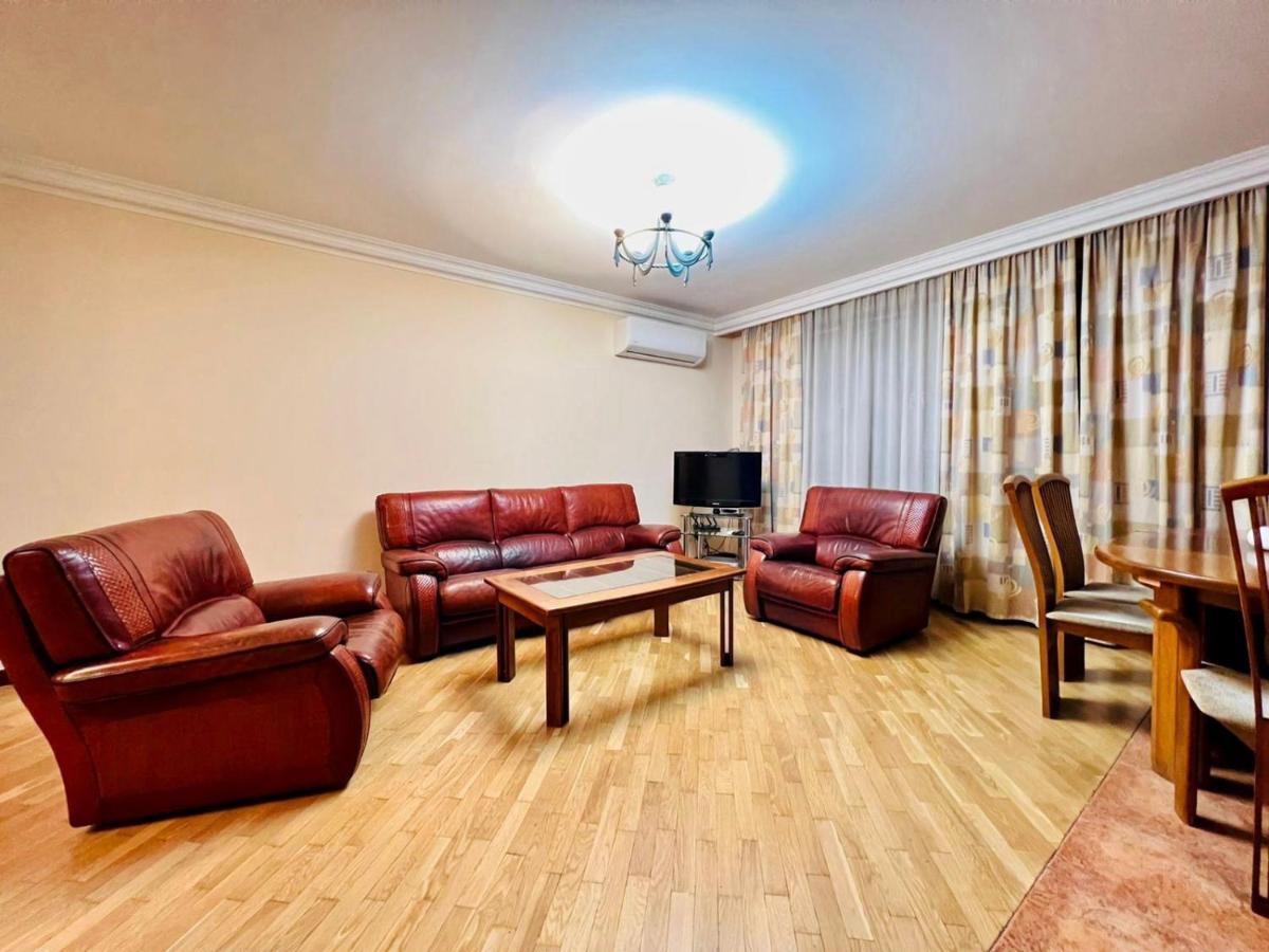 Family Spacious 3 Bedroom Apartment In The Middle Of City Center, Next To North Avenue Yerevan Ngoại thất bức ảnh