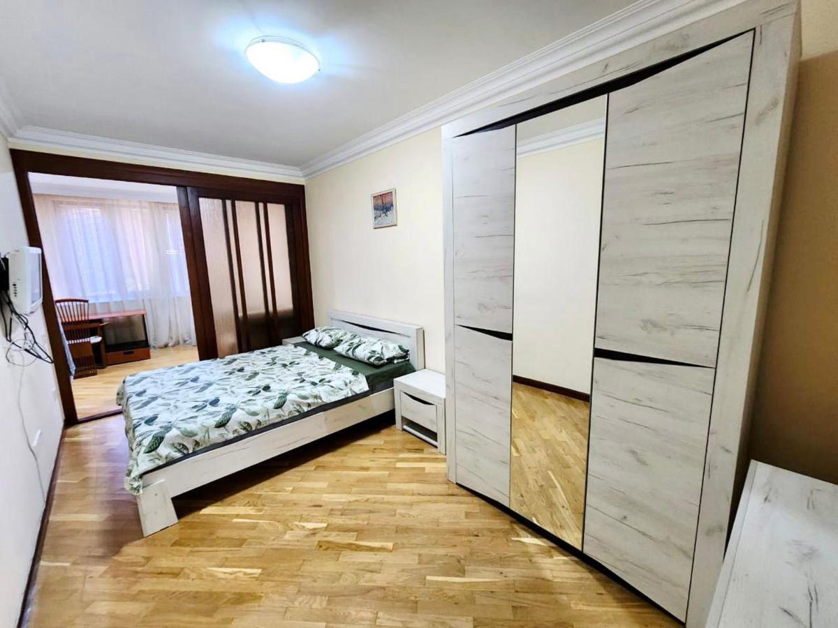 Family Spacious 3 Bedroom Apartment In The Middle Of City Center, Next To North Avenue Yerevan Ngoại thất bức ảnh