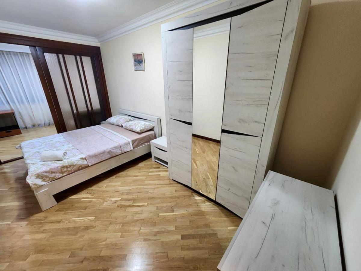 Family Spacious 3 Bedroom Apartment In The Middle Of City Center, Next To North Avenue Yerevan Ngoại thất bức ảnh