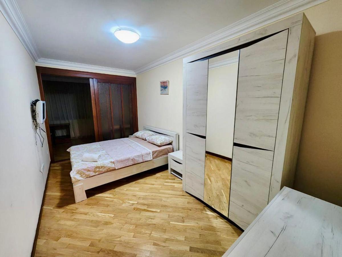 Family Spacious 3 Bedroom Apartment In The Middle Of City Center, Next To North Avenue Yerevan Ngoại thất bức ảnh